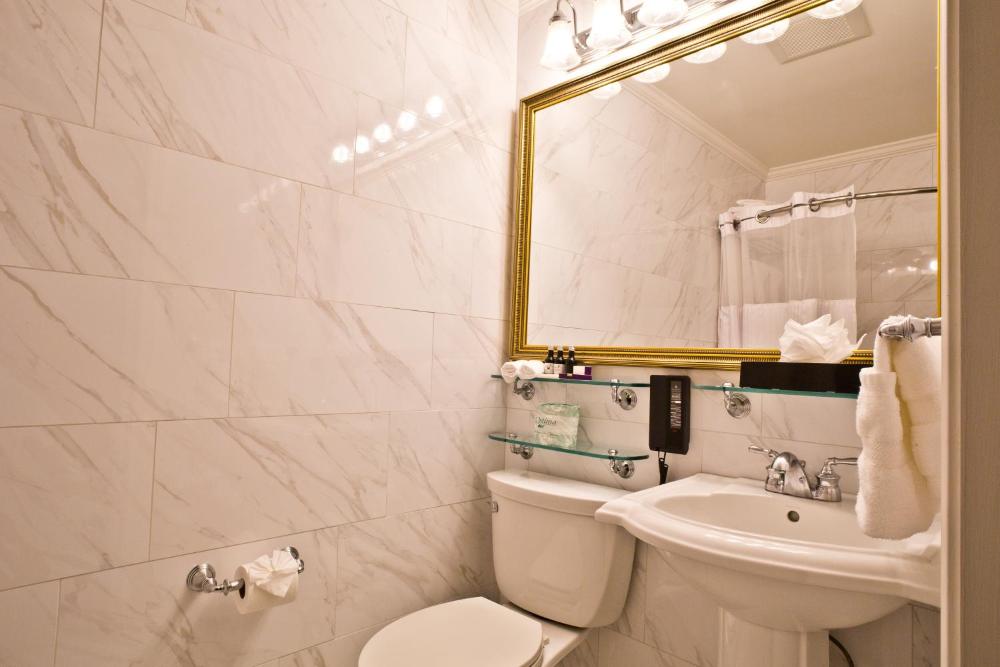 Deluxe Non-Smoking 2 Double Beds Room interior